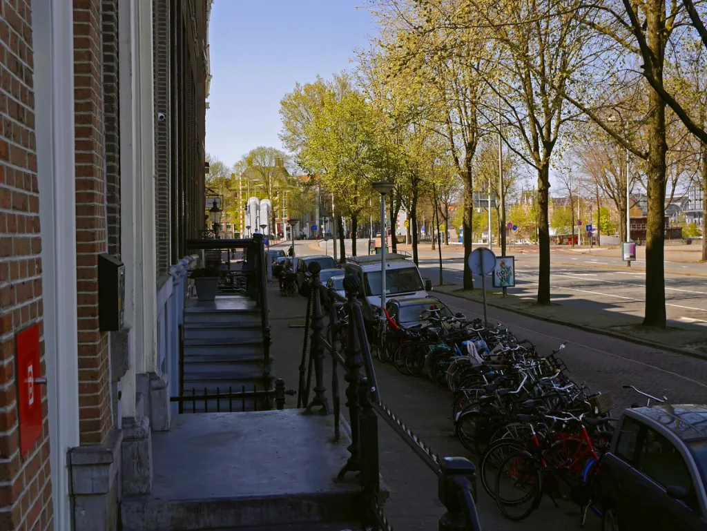 Geparkeerde auto's op Prins Hendrikkade Amsterdam — autoverzekering via Rabobank Interpolis