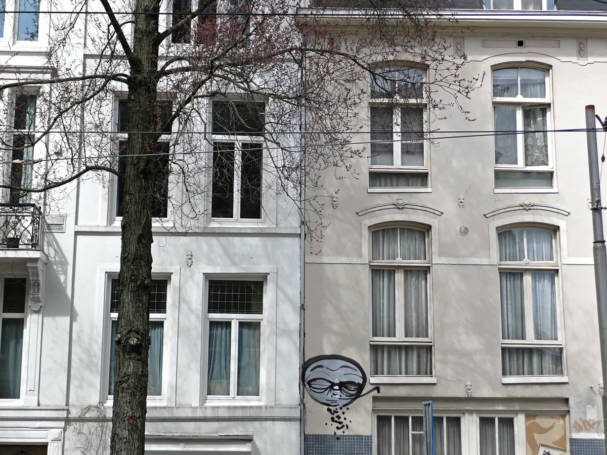 Witte huisgevels aan de Plantage Kerklaan in Amsterdam — typisch Nederlands rijtjeshuis voor woonverzekering opstal