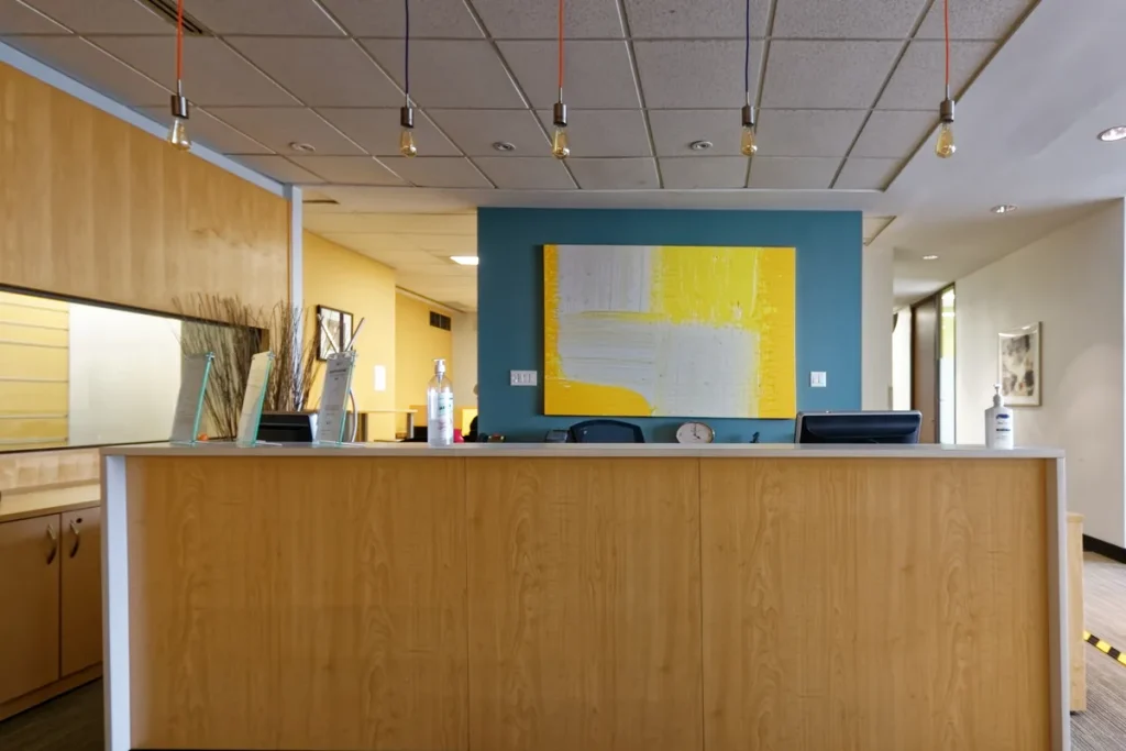 Receptiebalie van een arbeidsrecht advocatenkantoor, symbolisch voor rechtsbijstand voor werkgevers