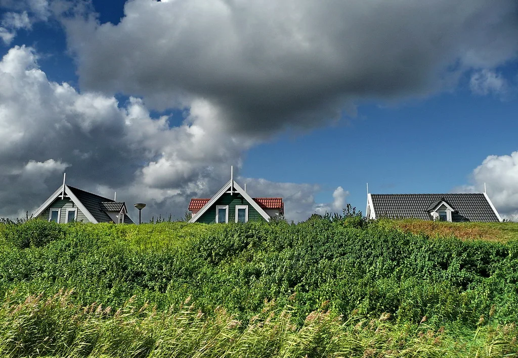 Recreatiewoningen op vakantiepark Aquadelta in Zeeland, typische bungalows op een recreatiepark in Nederland