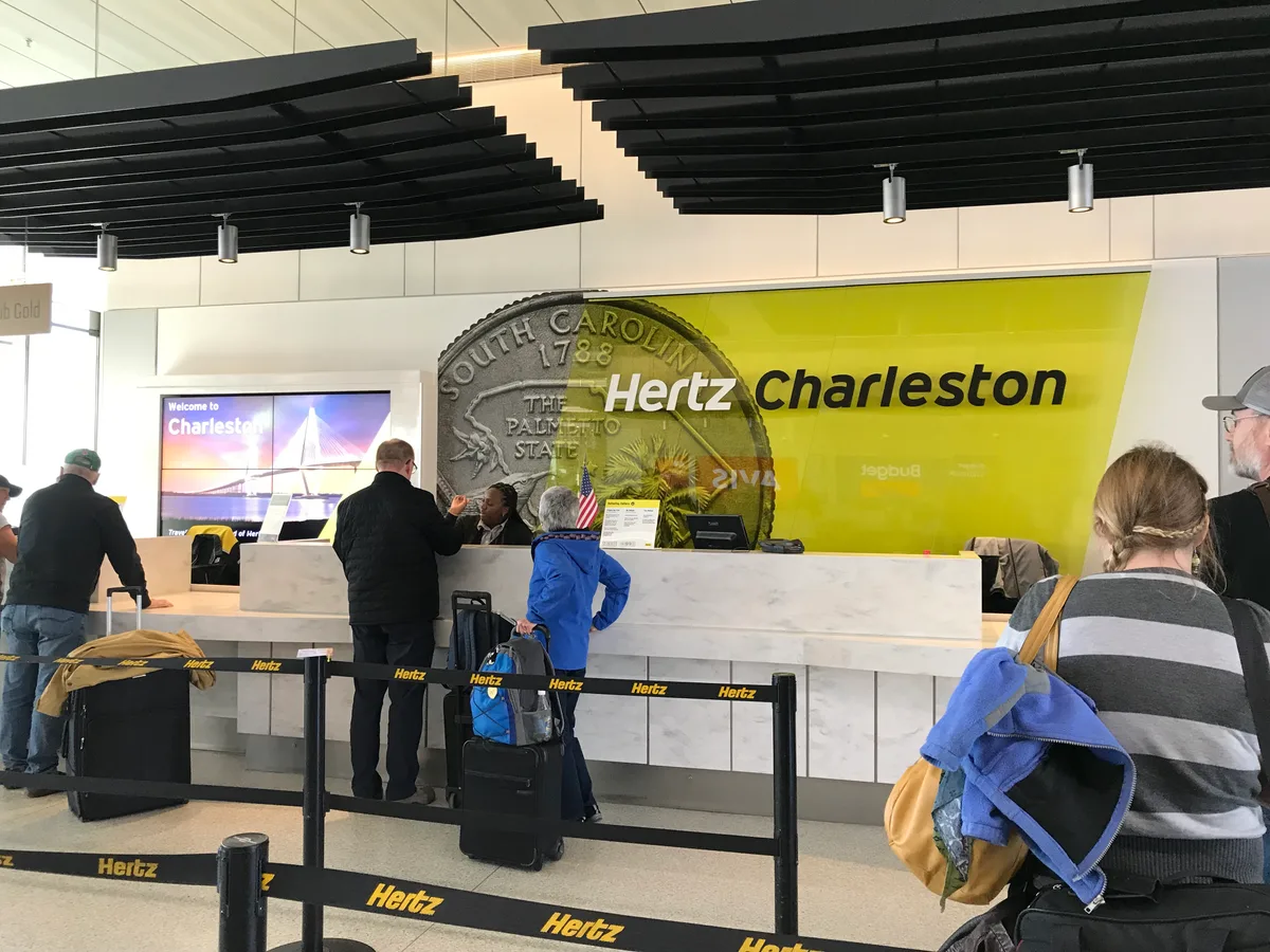 Verhuurbalie van Hertz op een luchthaven — typische plek waar SCDW en eigen risico worden aangeboden aan huurders