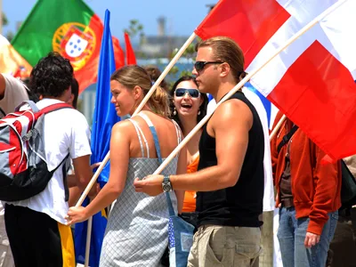 Studenten met Europese vlaggen bij Erasmus uitwisseling viering - reisverzekering studenten buitenland