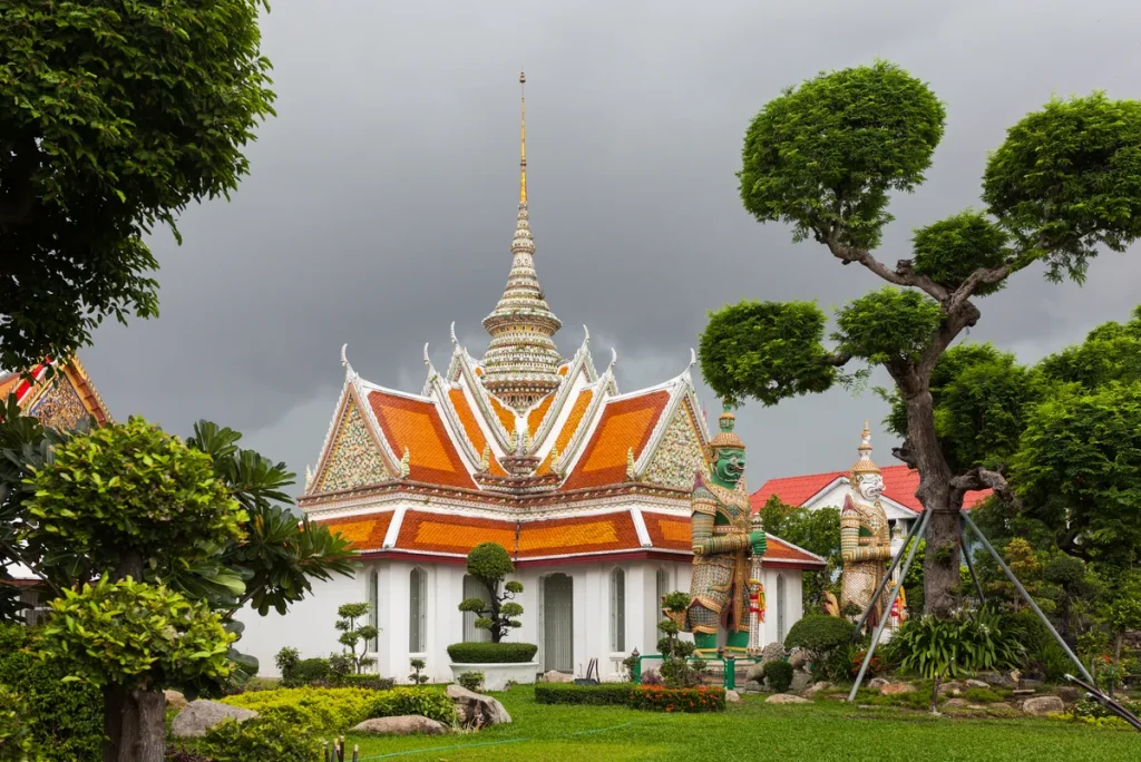 Wat Arun tempel Bangkok Thailand — iconisch boeddhistisch heiligdom aan de Chao Phraya rivier