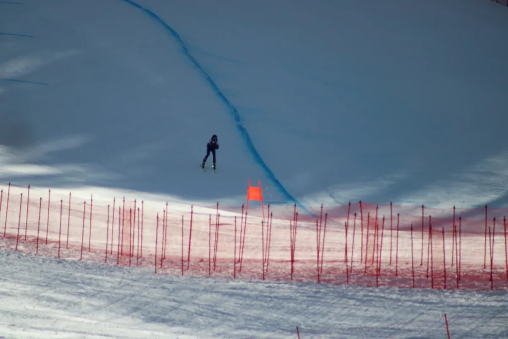 Downhill skiër op besneeuwde alpenhelling tijdens de Winterspelen 2026 in Bormio, Italië