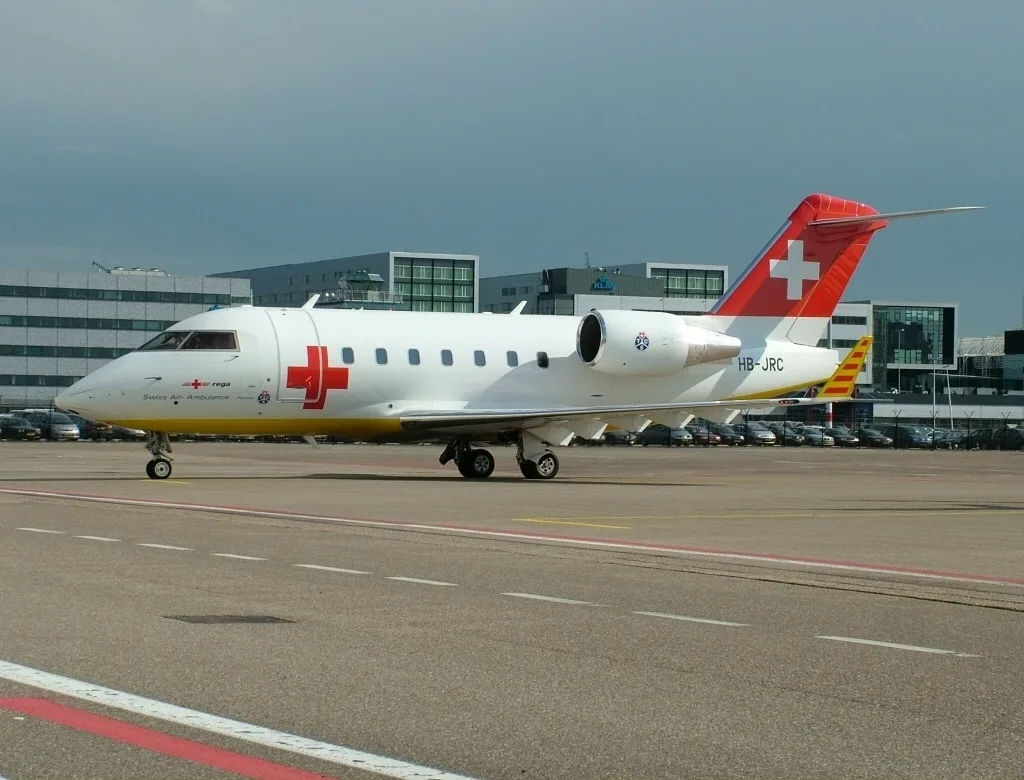 REGA Swiss Air Ambulance Bombardier Challenger 604 op Amsterdam Schiphol - medisch repatriëringsvliegtuig