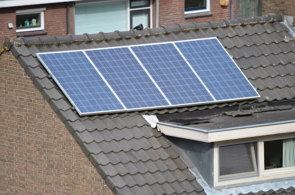 Zonnepanelen op het dak van een Nederlandse woning, opstalverzekering dekking 2026