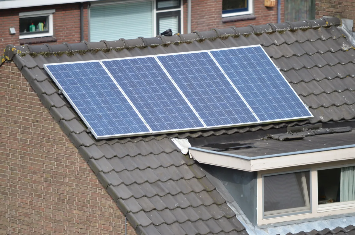Zonnepanelen op het dak van een Nederlandse woning, opstalverzekering dekking 2026