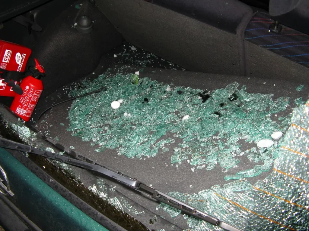 Verbrijzelde achterruit van een auto door hagelschade - ruitschade autoverzekering