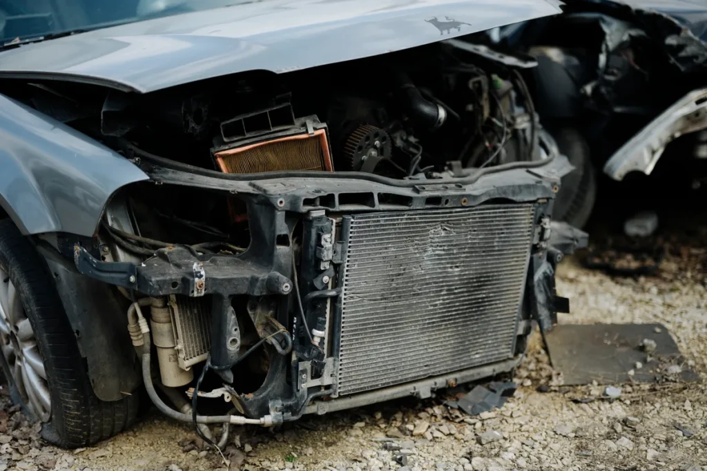Beschadigde auto-onderdelen en total-loss voertuig op autokerkhof — schade-auto kopen van verzekeraar