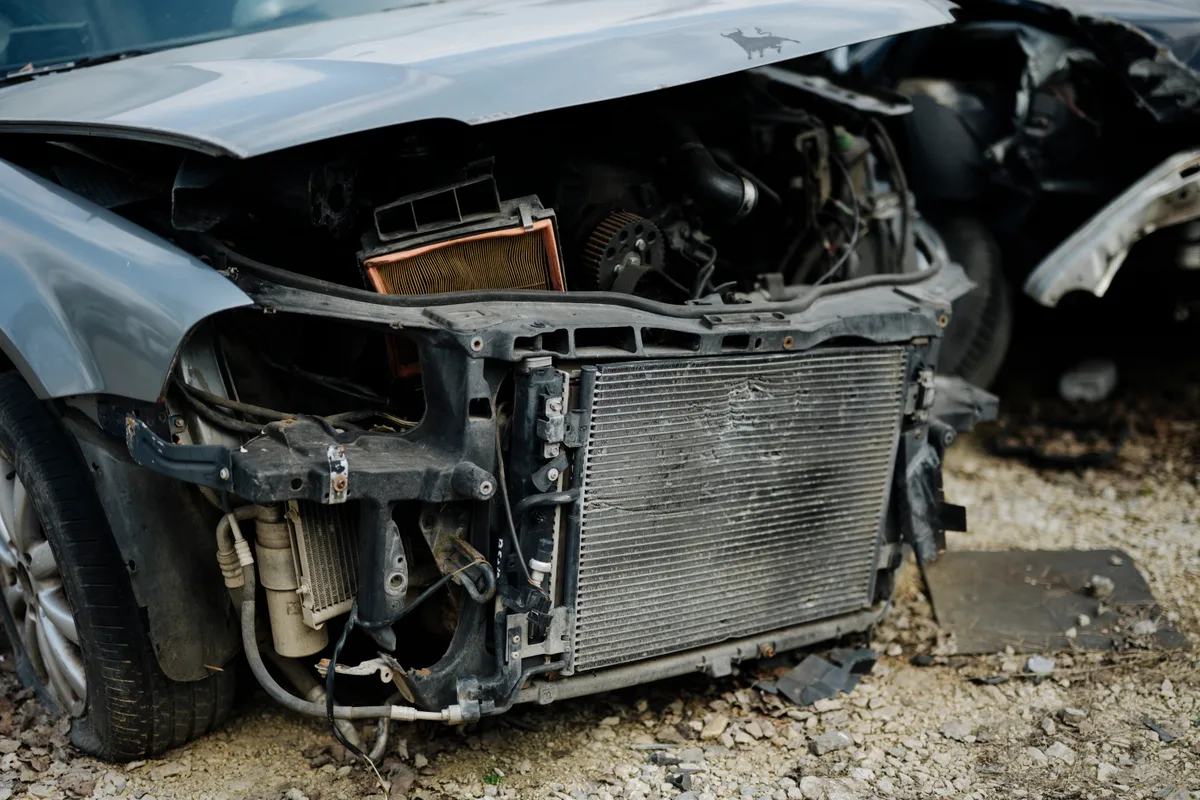 Beschadigde auto-onderdelen en total-loss voertuig op autokerkhof — schade-auto kopen van verzekeraar