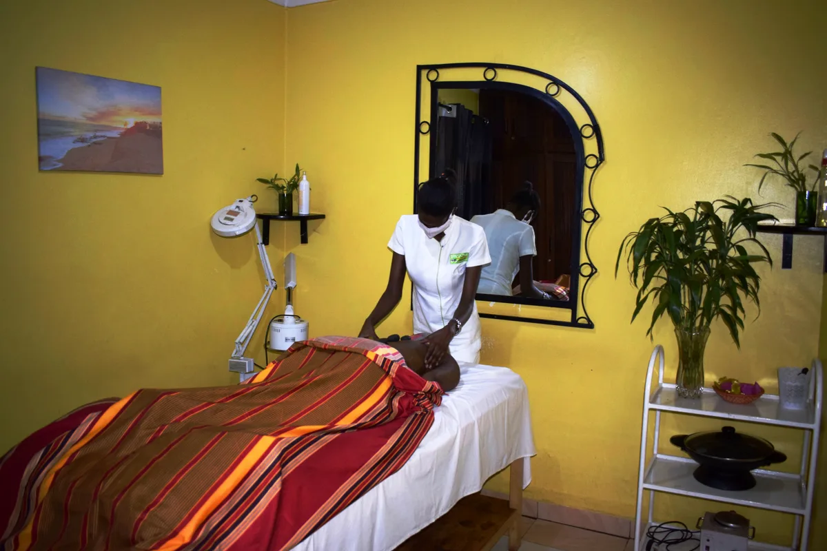Schoonheidsspecialist voert een massagebehandeling uit op een client in een professionele schoonheidssalon