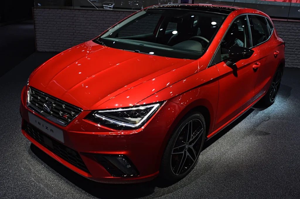 Rode Seat Ibiza FR hatchback op de IAA 2017 — populaire compacte auto voor jongeren in Nederland