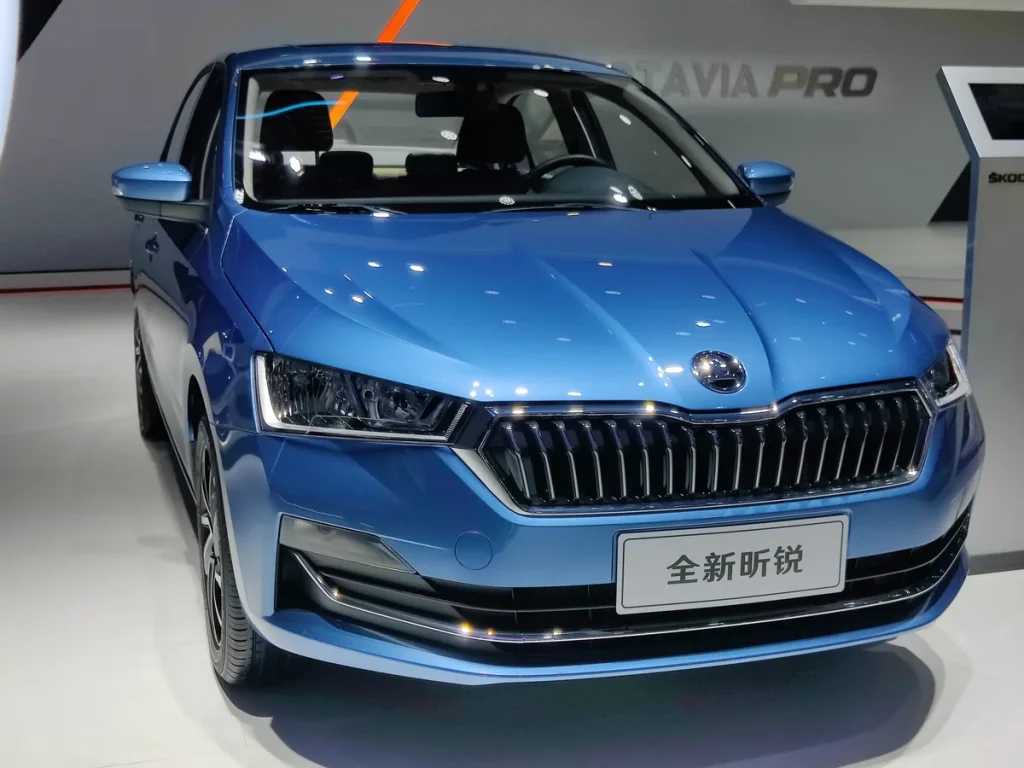 Skoda Rapid facelift in blauw op een autoshow, een veelverzekerd model in Nederland