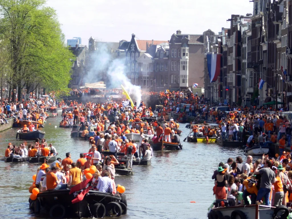 Meerdere sloepen en kleine boten op de Prinsengracht in Amsterdam, ideaal voor een sloepverzekering