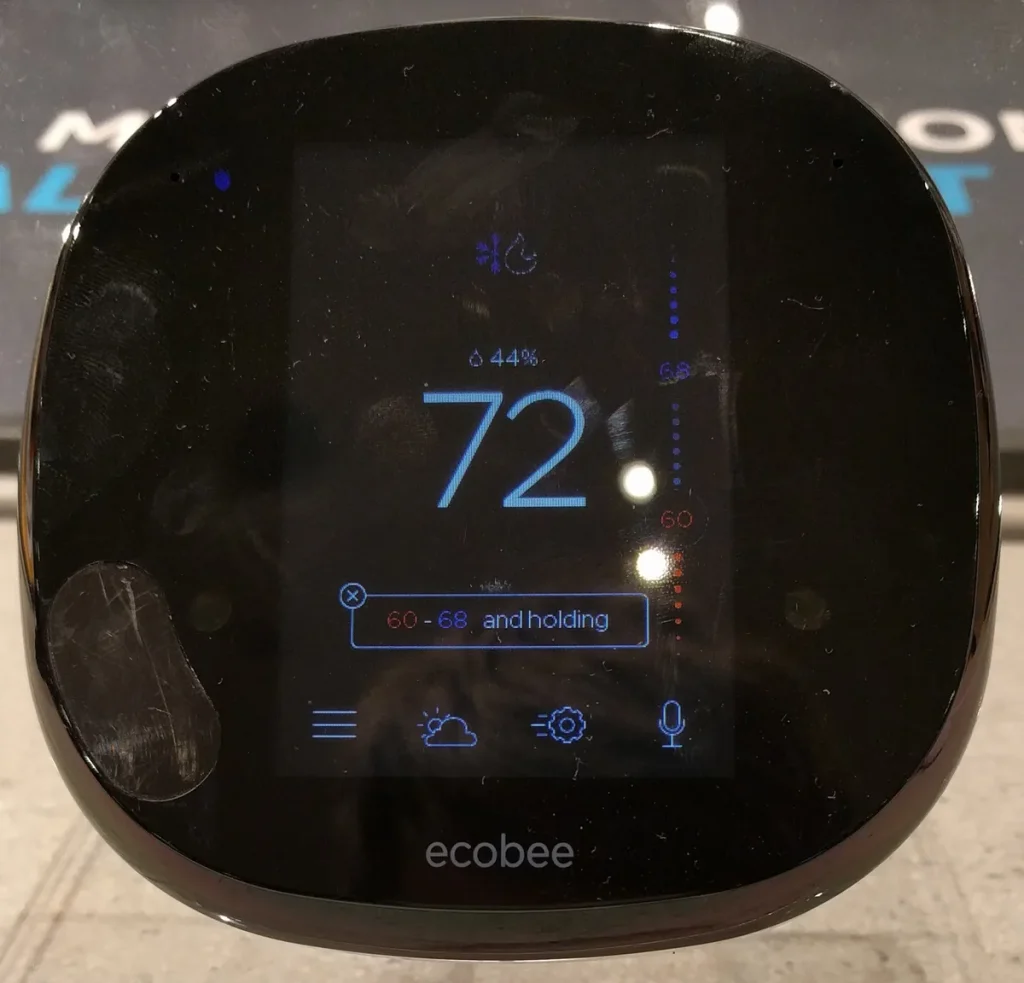 Ecobee4 slimme thermostaat voor smart home automatisering aan muur gemonteerd