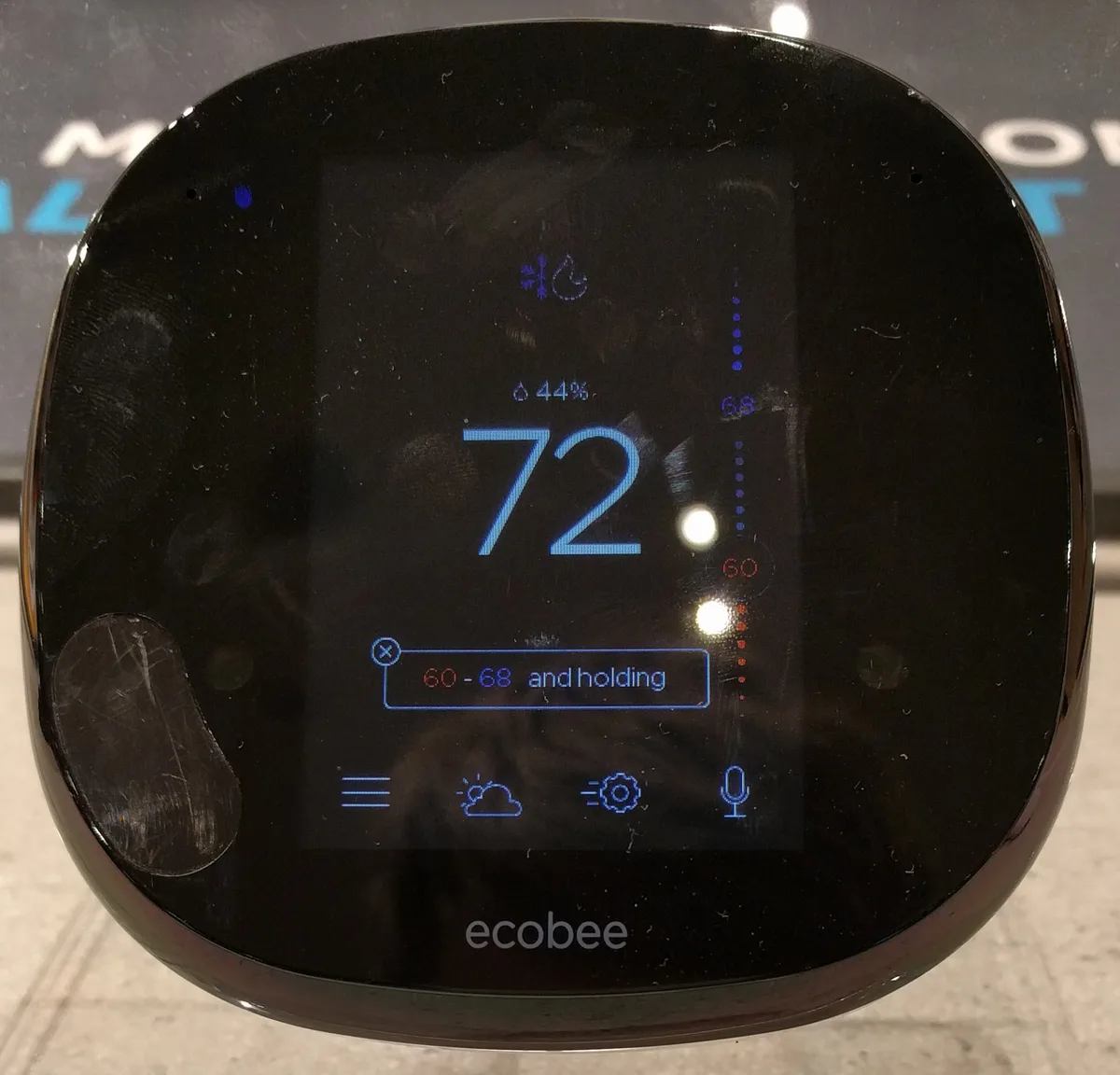 Ecobee4 slimme thermostaat voor smart home automatisering aan muur gemonteerd