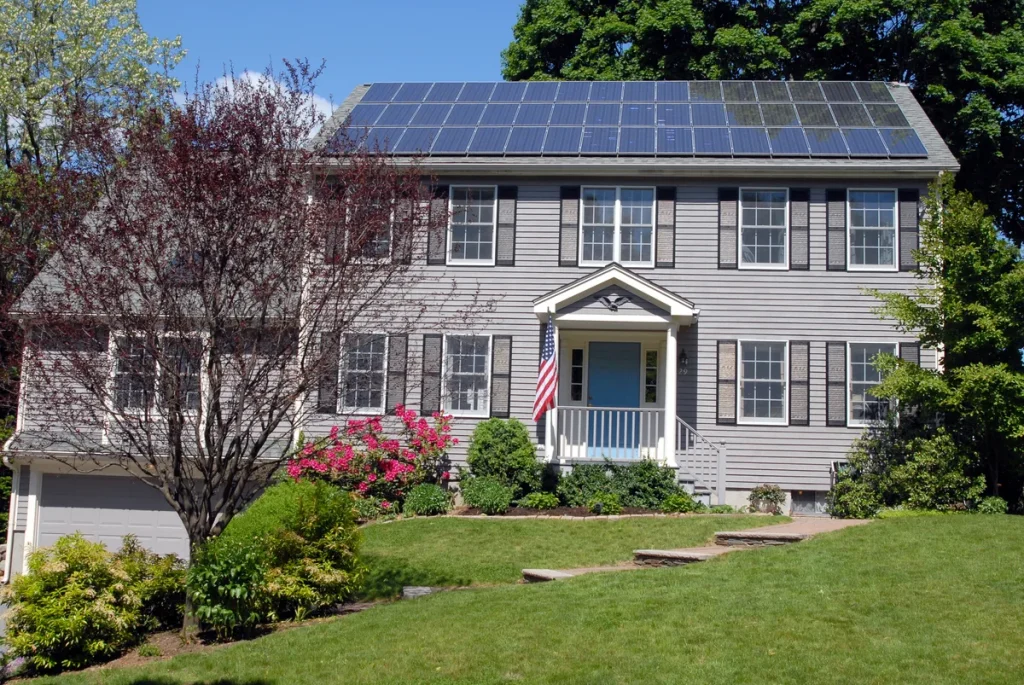 Zonnepanelen op het dak van een woonhuis — SNS opstalverzekering dekt deze standaard mee