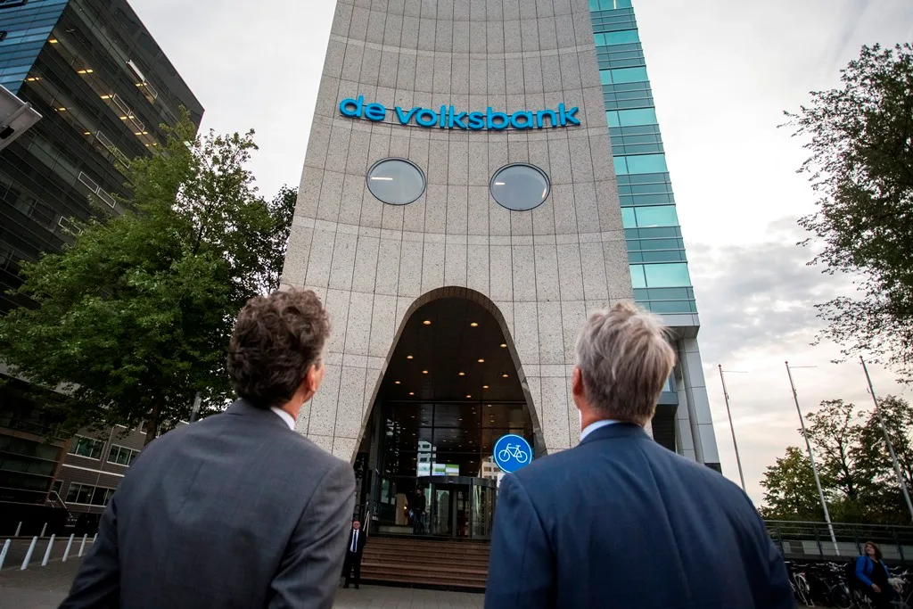 SNS Bank logo presentatie door Volksbank CEO en minister van Financiën – SNS zakelijk 2026