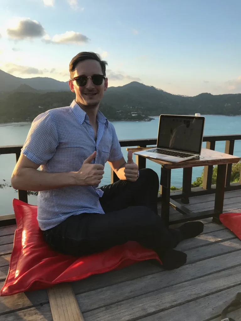 Zelfstandig ondernemer werkt met laptop op een terras als illustratie bij sociale verzekering voor zzp