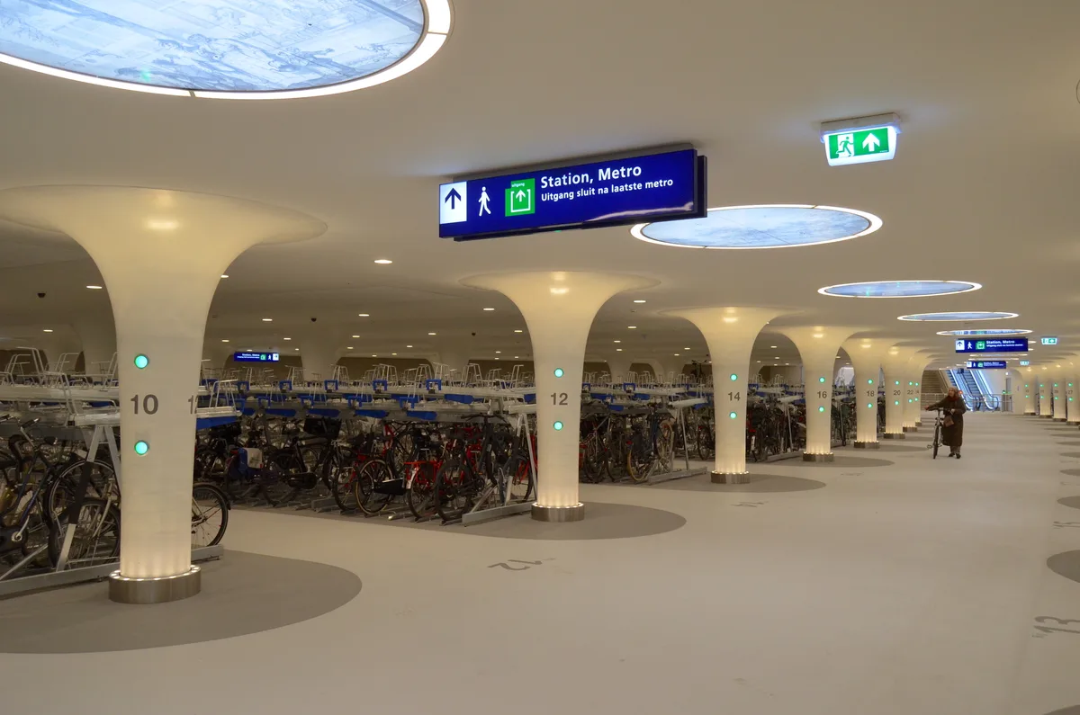 Grote fietsenstalling bij Amsterdam Centraal Station met honderden fietsen — fietsverzekering in studentenpakket 2026