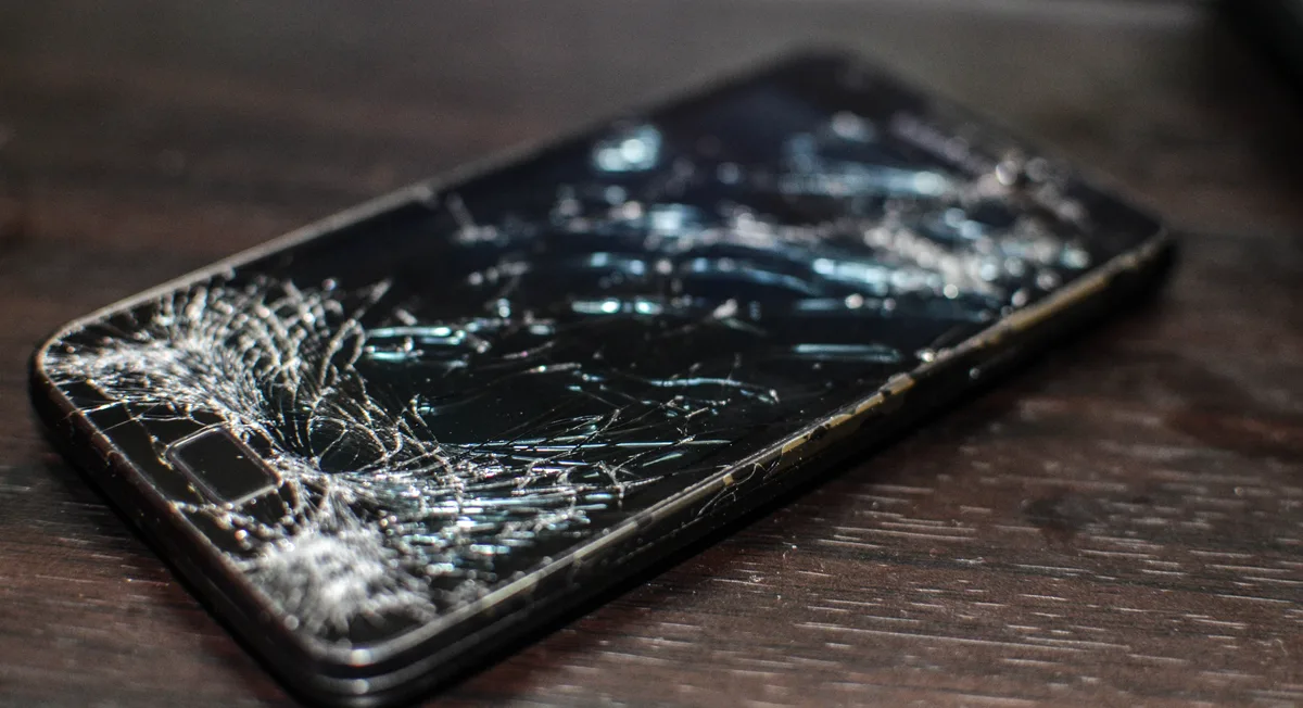 Smartphone met gebroken scherm — typische schade die een telefoonverzekering dekt