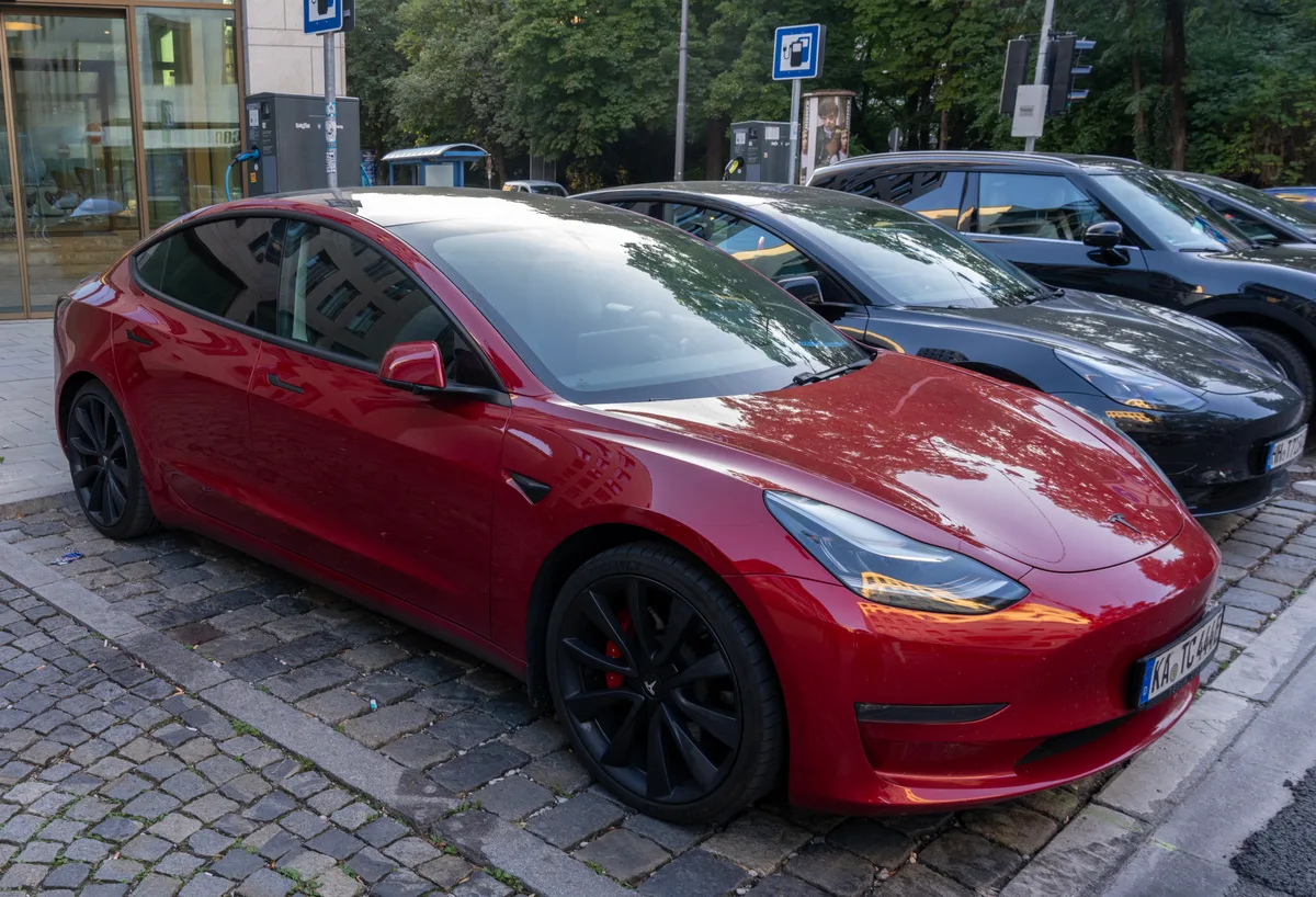 Tesla Model 3 geparkeerd — zakelijk leasen, bijtelling en verzekering in 2026