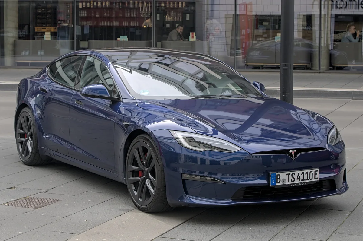 Tesla Model S Plaid in donkerblauw geparkeerd op straat, vooraanzicht schuin rechts