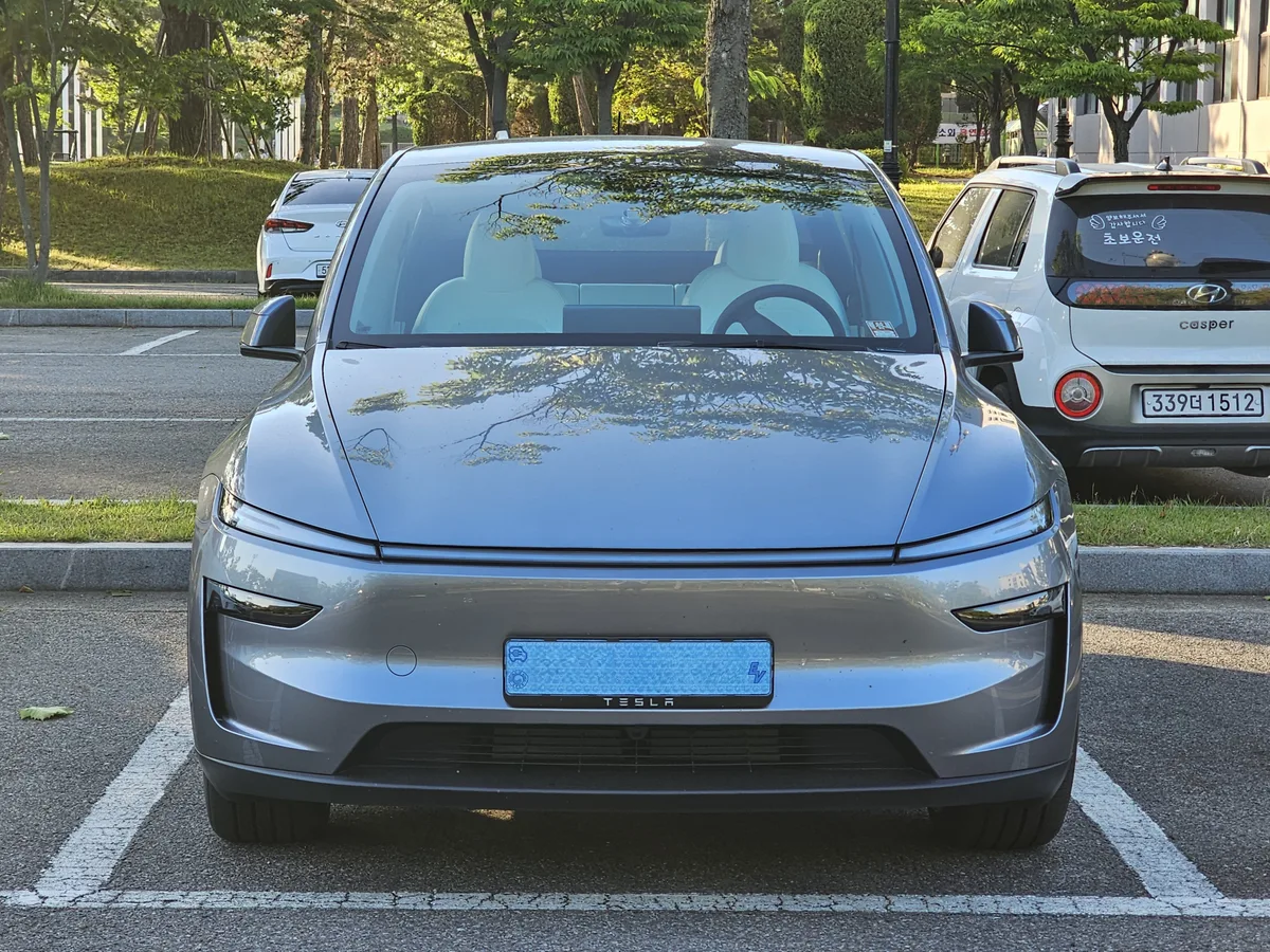 Tesla Model Y Juniper Quicksilver EV-SUV 2025 – zijkant exterieur
