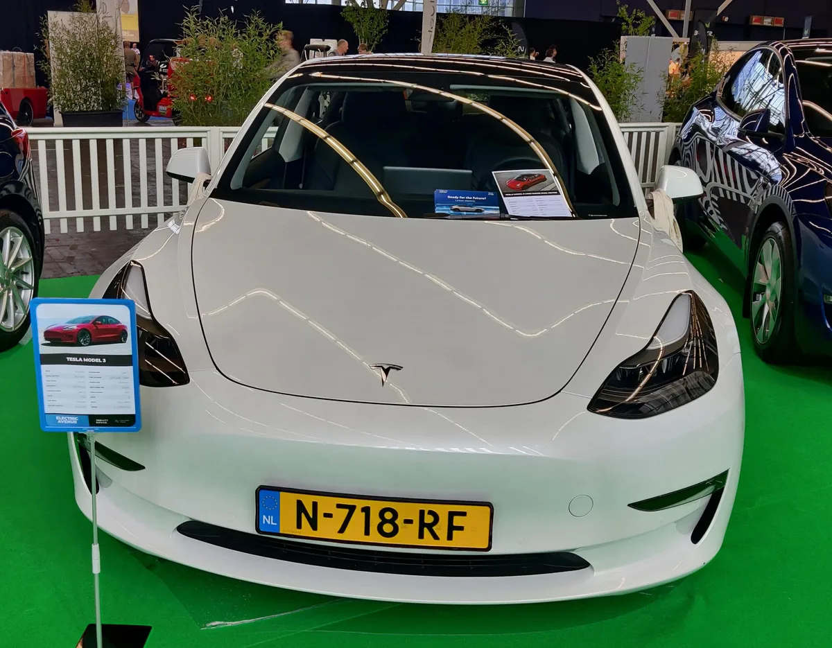 Tesla Model 3 elektrische auto gepresenteerd op Fully Charged 2022 in Amsterdam