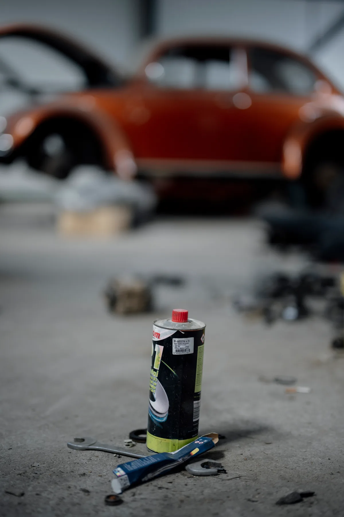 Klassieke auto in restauratie in een werkplaats met gereedschap op de grond — tijdelijke WA-verzekering voor restauratieproject