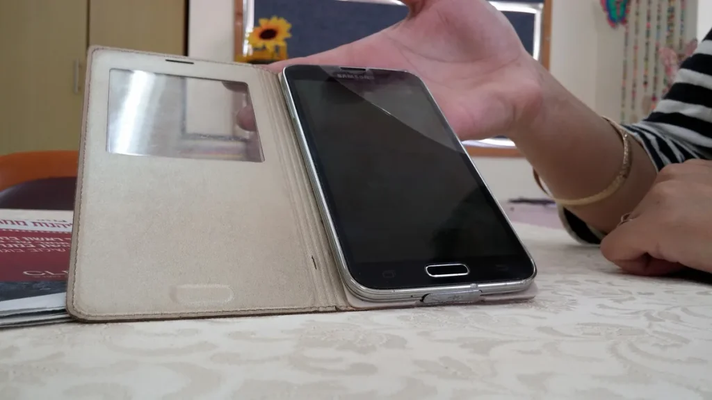 Smartphone met gebarsten scherm — typische schade die een toestelverzekering via je provider dekt