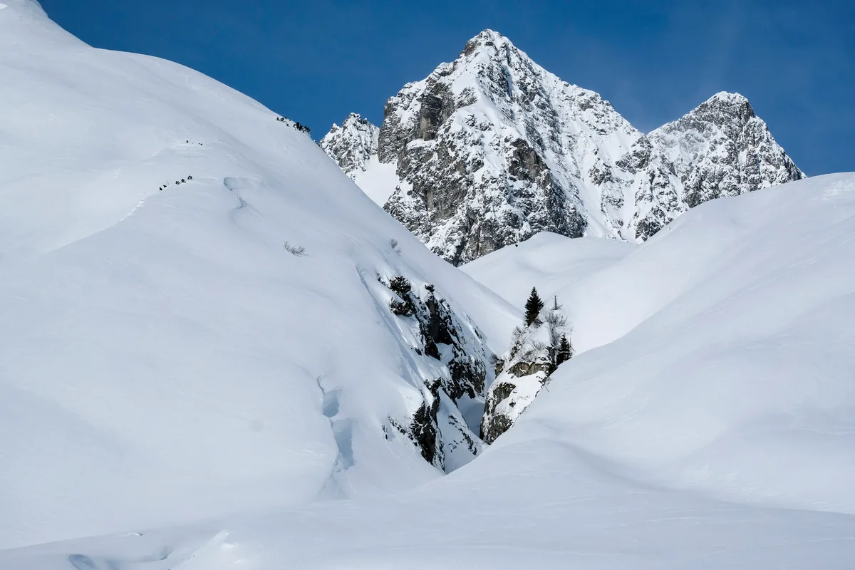 Skigebied Arlberg Oostenrijk met besneeuwde alpiene pisteen — wintersport reisverzekering Touring