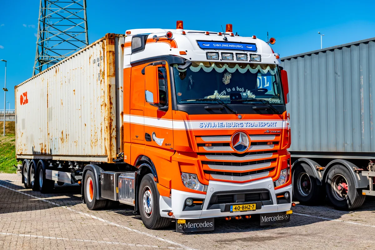 Oranje Mercedes-Benz Actros trekker-oplegger combinatie in Rotterdam, vrachtwagenverzekering 2026