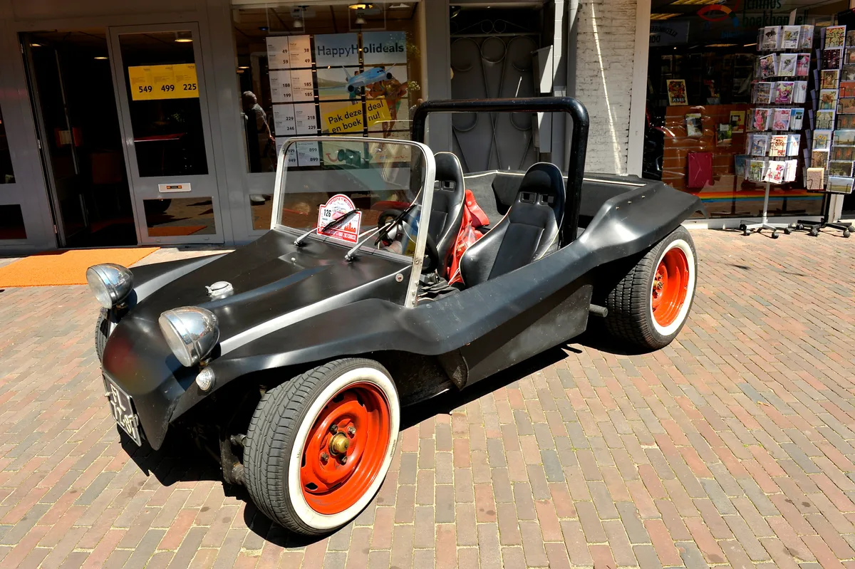 Klassieke Volkswagen Buggy uit 1965 op een autoshow in Nederland — weekendauto als tweede auto verzekeren