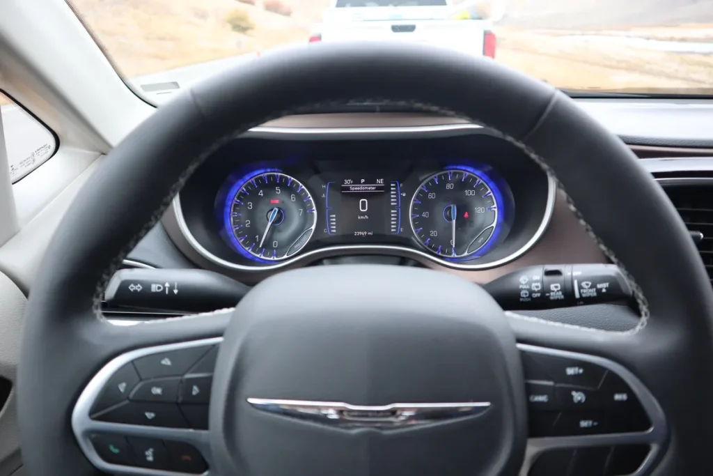 Dashboard en stuurwiel van een moderne auto — tweede bestuurder bijschrijven op autoverzekering 2026