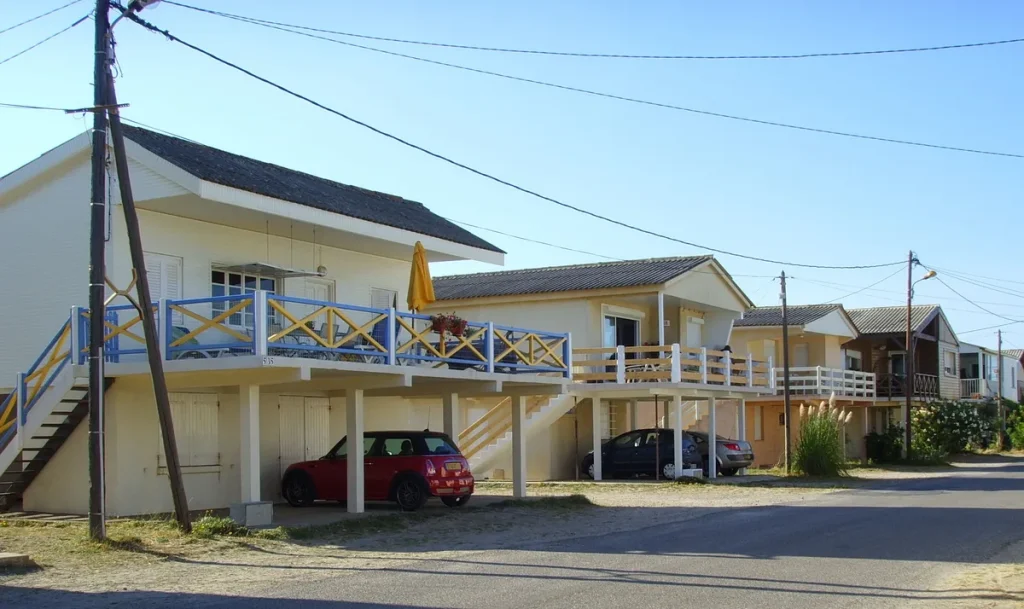 Vakantiewoningen op palen in Gruissan-Plage, Zuid-Frankrijk, typisch voorbeeld van een tweede woning in het buitenland