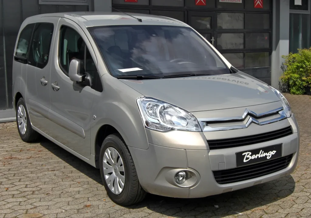 Tweedehands Citroën Berlingo II occasion van voren gezien op straat