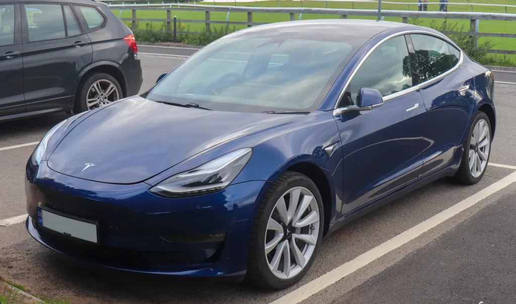 Donkerblauwe 2019 Tesla Model 3 Long Range AWD — tweedehands occasion verzekeren restwaarde accu 2026