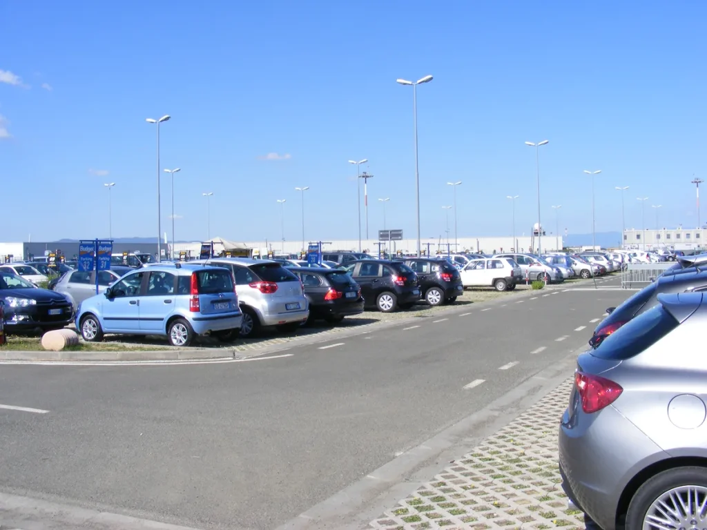 Groot parkeerterrein met huurauto's op de luchthaven van Florence, Italie - vakantie casco verzekering huurauto