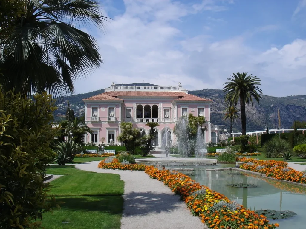 Mediterrane vakantievilla met weelderige tuin en fontein aan de Cote d'Azur, Frankrijk