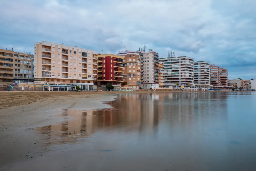 Appartementengebouwen aan het strand van Torrevieja (Alicante, Spanje) — vakantiewoning kopen in Spanje verzekeren