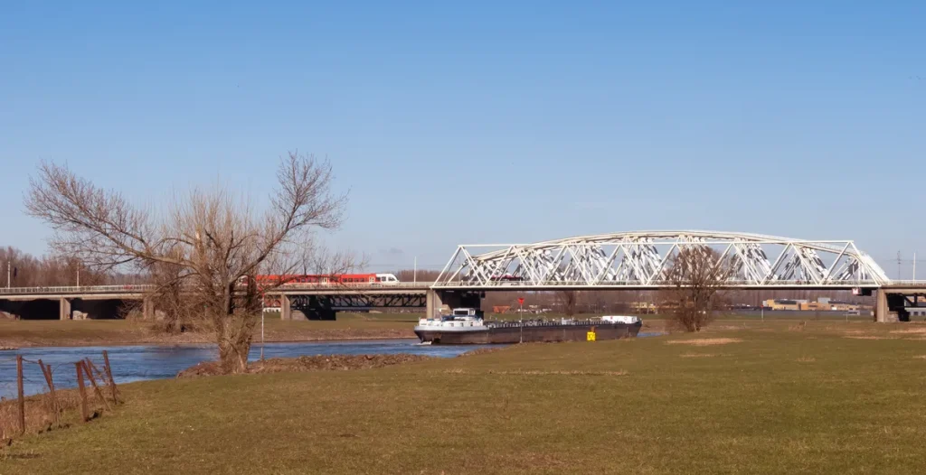 Westervoortse Brug over de rivier met een binnenvaartschip - landschap in de Liemers regio