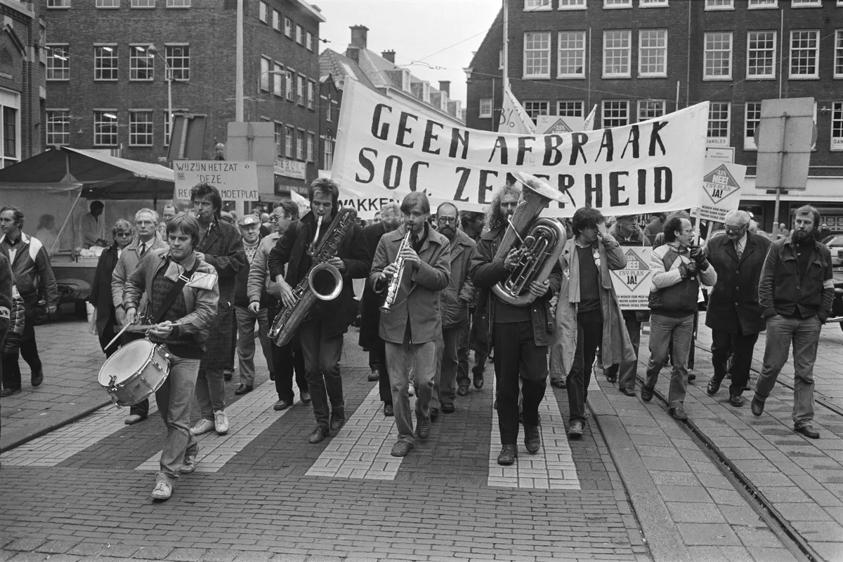 Demonstranten met spandoek Geen afbraak sociale zekerheid, Nederland 1983 - vangnet verzekering