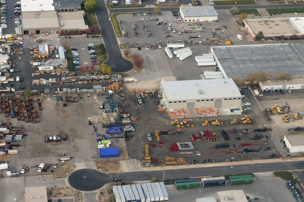 Verhuurterrein met bouwmachines en werkmaterieel voor verhuurbedrijf verzekering