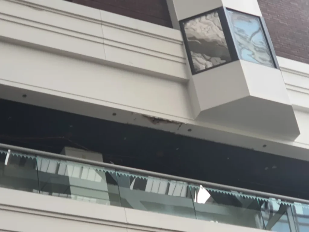 Waterschade aan plafond en muren van een gebouw — illustratie bij verhuurdersaansprakelijkheid gebrekkig pand