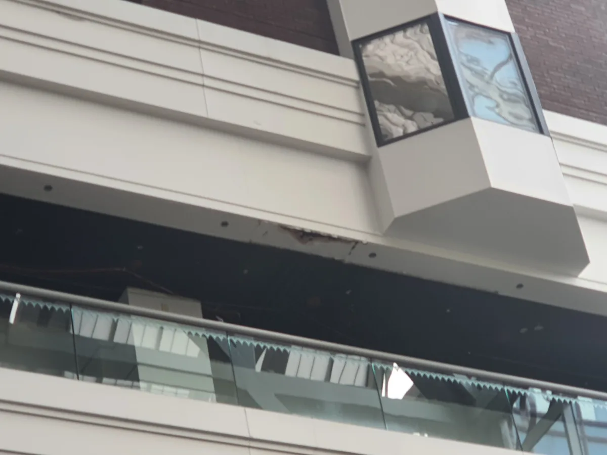 Waterschade aan plafond en muren van een gebouw — illustratie bij verhuurdersaansprakelijkheid gebrekkig pand