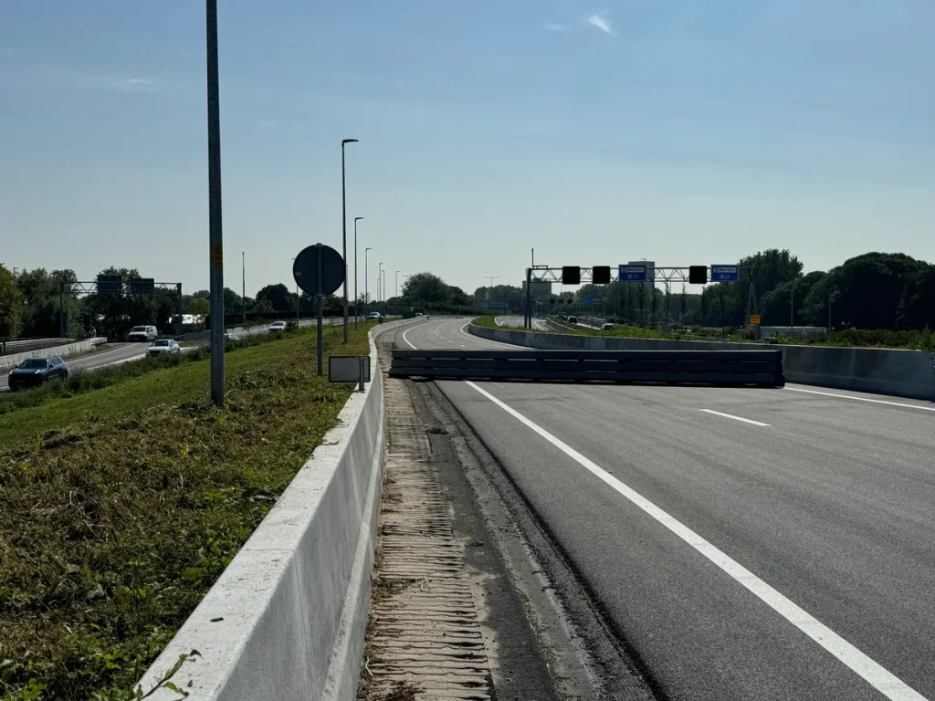 Nederlandse rijksweg N7 bij Groningen, het type weginfrastructuur waar verkeersregelaars actief zijn bij evenementen en wegwerkzaamheden