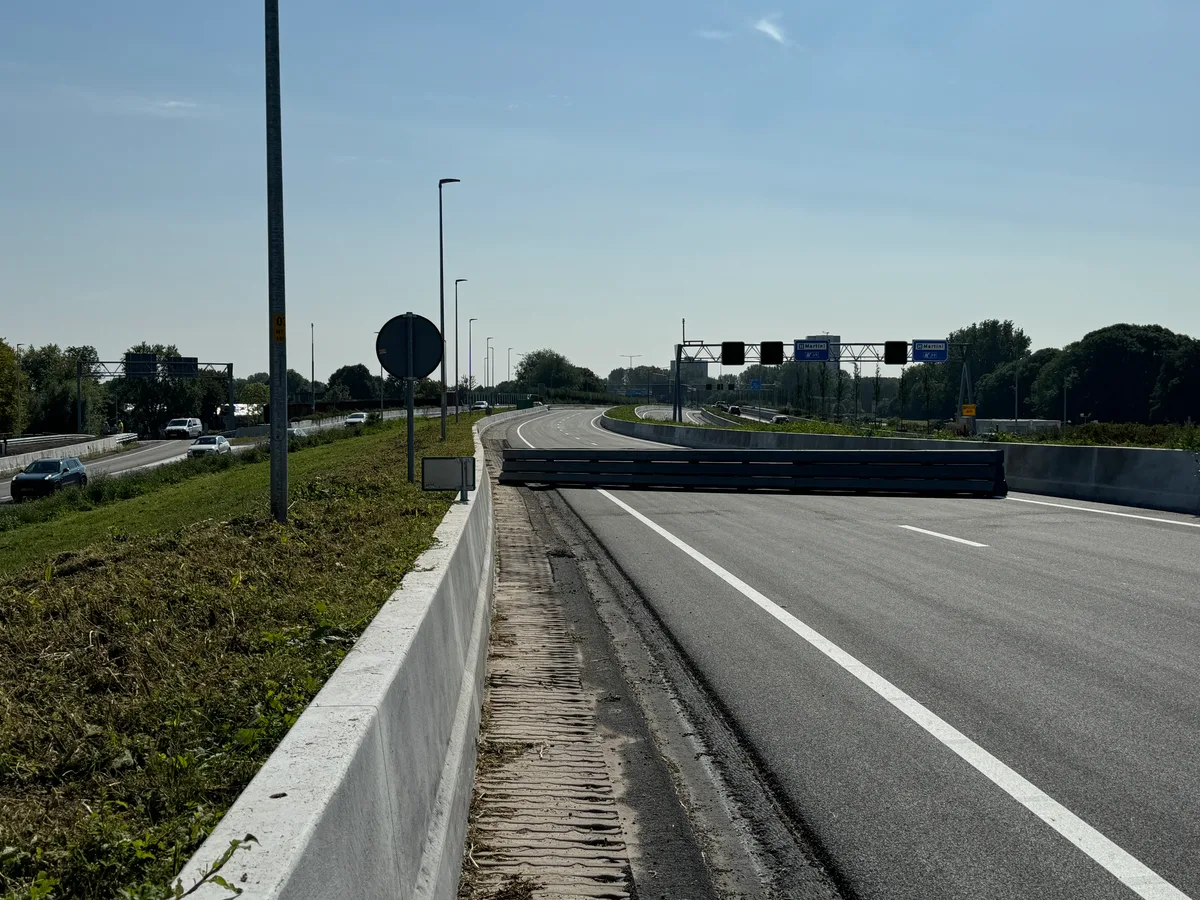 Nederlandse rijksweg N7 bij Groningen, het type weginfrastructuur waar verkeersregelaars actief zijn bij evenementen en wegwerkzaamheden