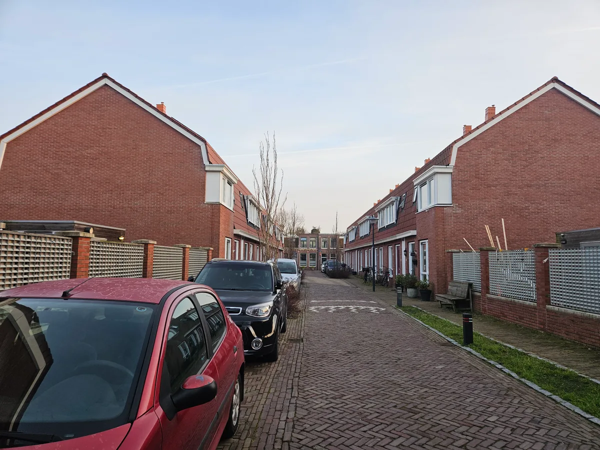 Typische Nederlandse huurwoningen in een woonstraat in Hoorn, rij bakstenen rijtjeshuizen