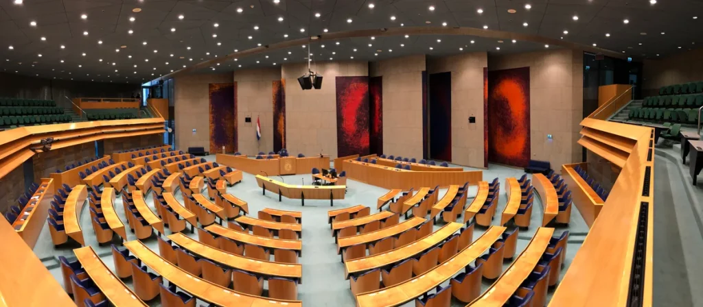 Plenaire zaal Tweede Kamer Den Haag, waar de Wet BAZ verplichte AOV zzp wordt behandeld